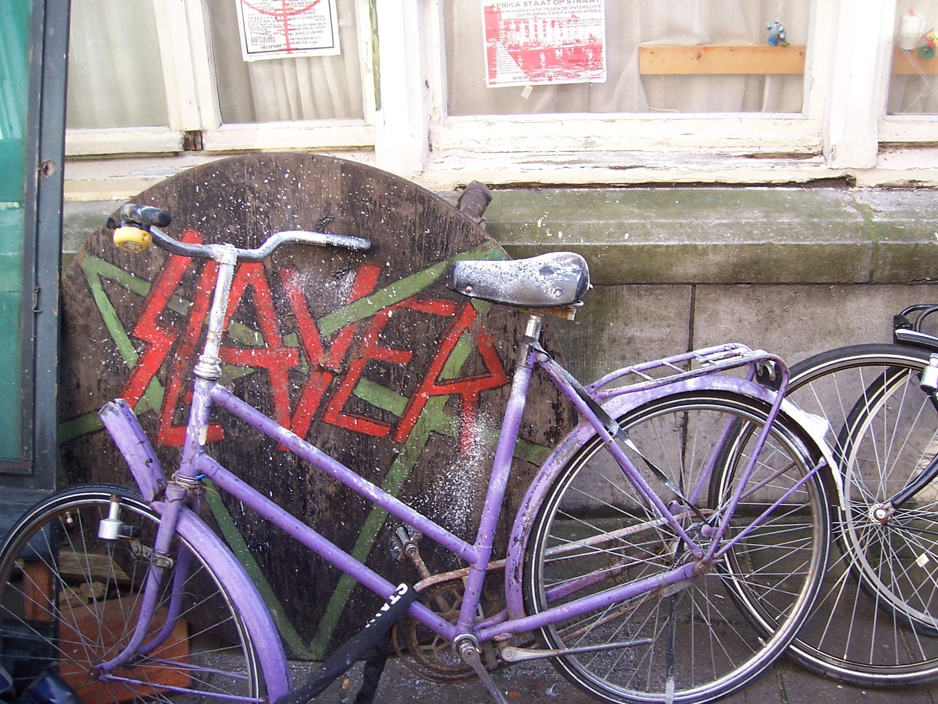 Purple bicycle on side of Amsterdam street